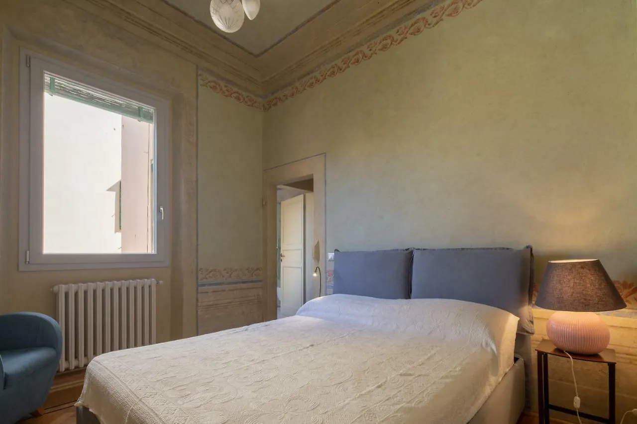 Romantic Laura Firenze 0*,  Italia